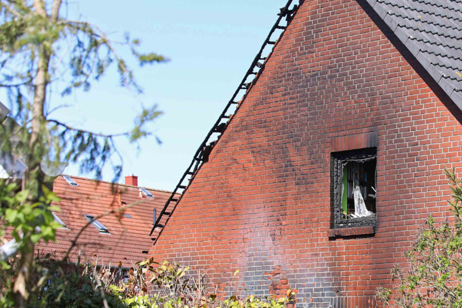 Brandstiftung? Feuer macht Haus unbewohnbar, Nachbarn retten Bewohner!