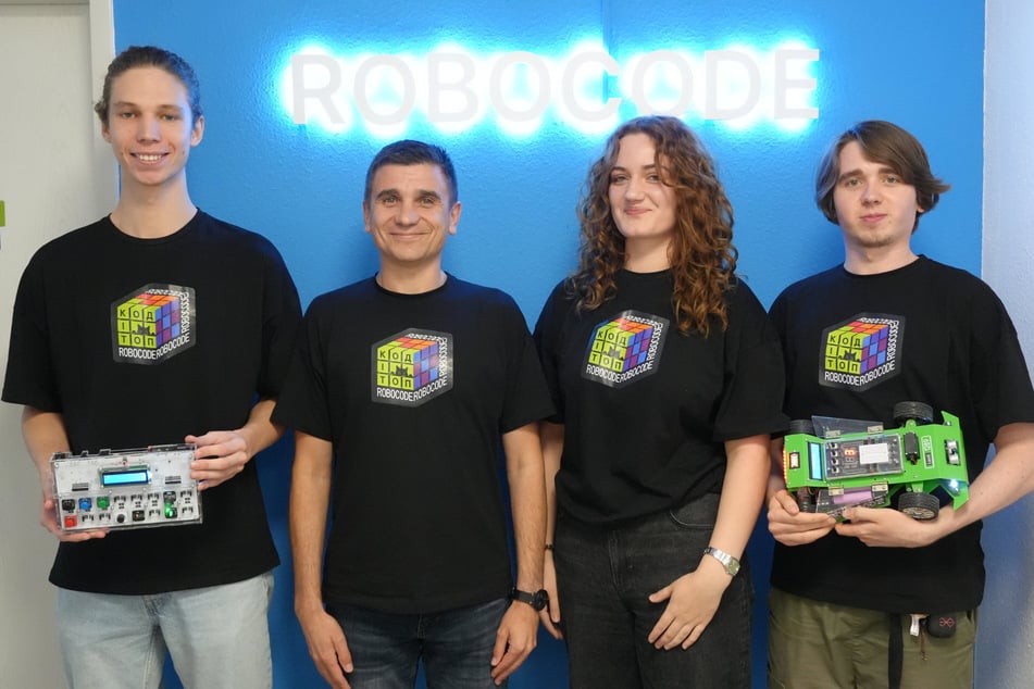 Ihor (v.l.n.r.), Olexander, Anastasiia und Atemii freuen sich darauf, mit dem Unterricht zu starten.