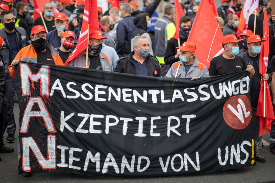 Beschäftigte des Lastwagenbauers MAN in Nürnberg protestieren gegen einen geplanten Stellenabbau.