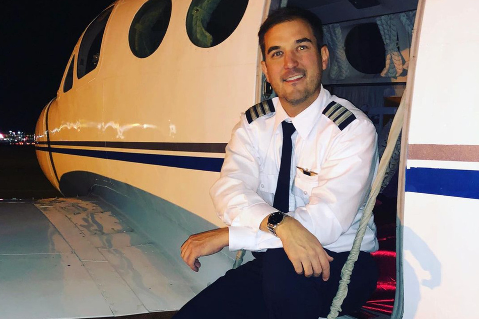 Keine Sorge: Pilot Anthony Blake (51) wird seine Gäste während ihrer Liebes-Session nicht hören können.