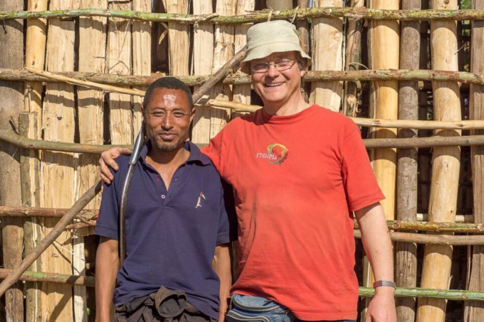 Ein gelernter Zimmermann ist heute der dritte Anlagentechniker: Pfarrer Jochen Hahn (66) mit Dorfbewohner Mitiku und seiner umgehängten Säge. Er half beim Bau eines Holzdaches zur Installation neuer PV-Anlagen.