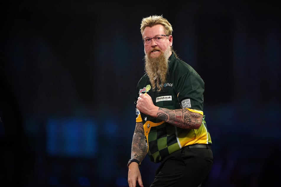 Mason je synem dlouholetého profesionála v šipkách Simona Whitlocka (56).