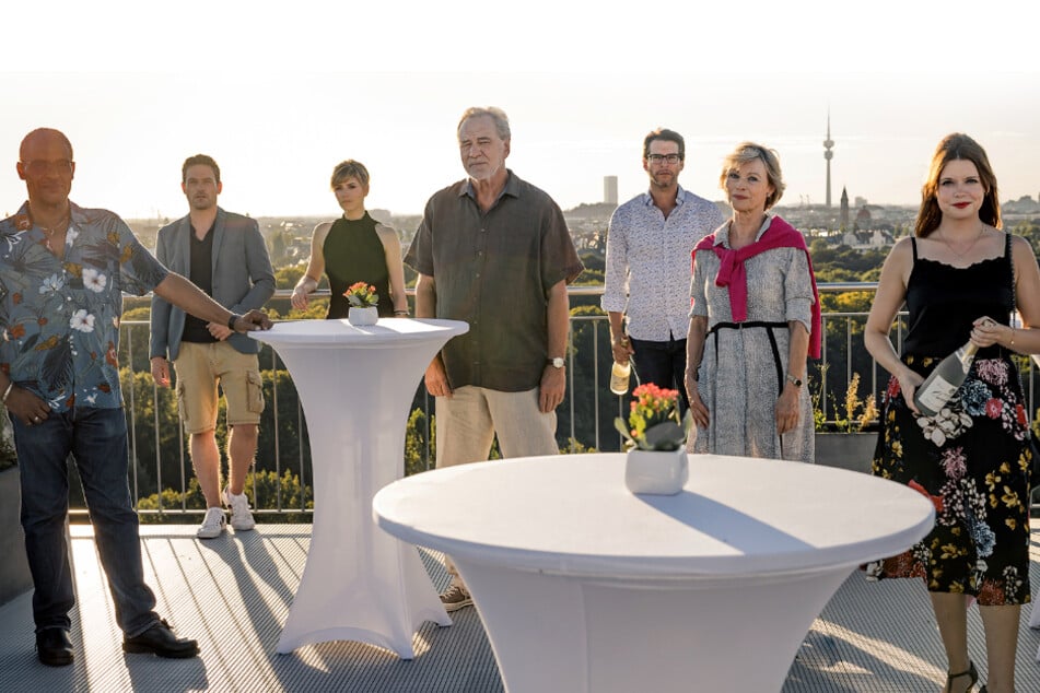 v.l.n.r.: Kommissar Franz Ainfachnur (Christofer v. Beau), Kommissar Dominik Morgenstern (Joscha Kiefer), Kommissarin Theresa Schwaiger (Mersiha Husagic), Hauptkommissar Arthur Bauer (Gerd Silberbauer), Dr. Weissenböck (Florian Odendahl), Kriminaldirektorin Kreiner (Ilona Grübel) und Billie Curio (Sina Reiß).