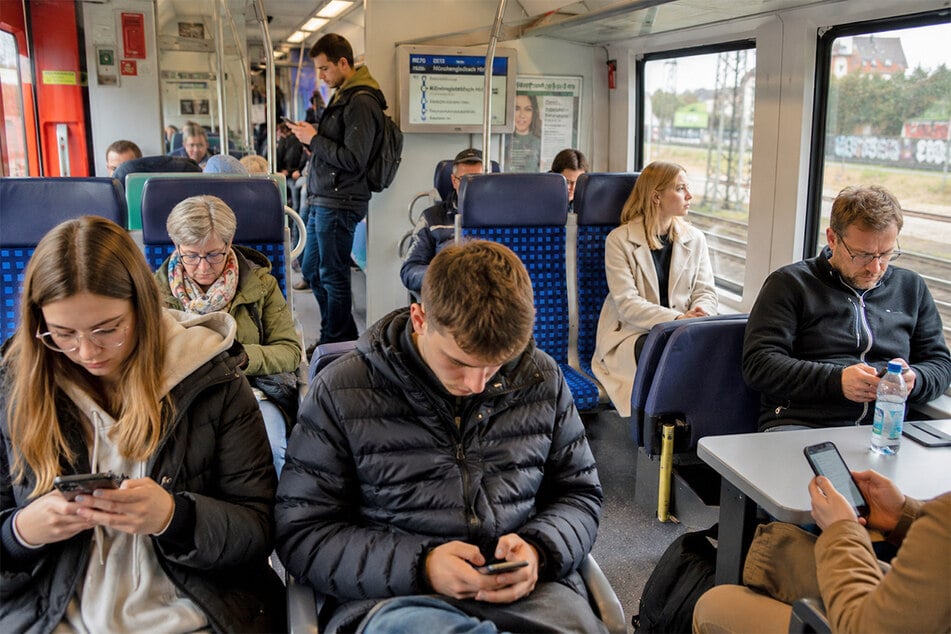 Experten schlagen Alarm: Menschen verbringen ein Viertel ihrer Lebenszeit am Handy