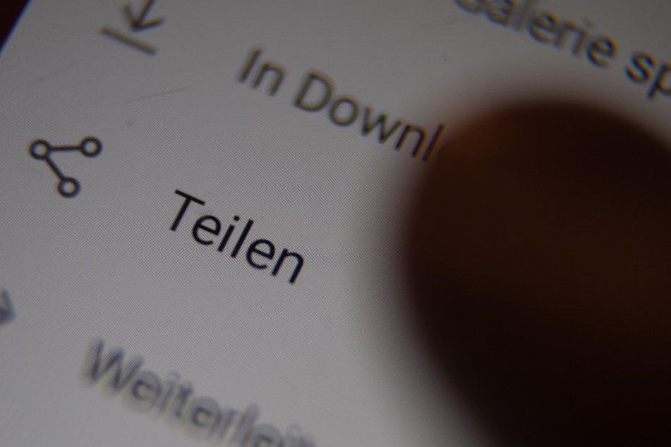 Ein Nutzer ruft das Menü zum Teilen eines Videos in einer Chatgruppe auf. (Symbolbild)