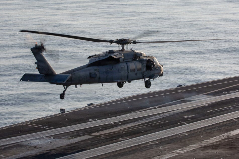 Ein Helikopter des Typs MH-60S Sea Hawk, wie dieser, musste notlanden. (Symbolbild)