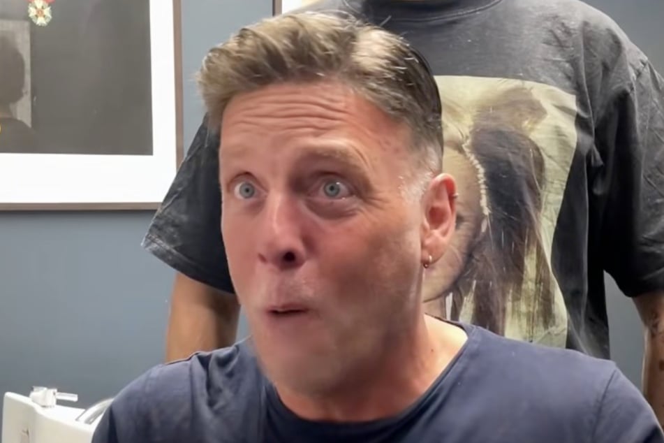 Simon gelooft zijn eigen ogen niet. De baard is weg, het haar is er – zijn droom wordt werkelijkheid.