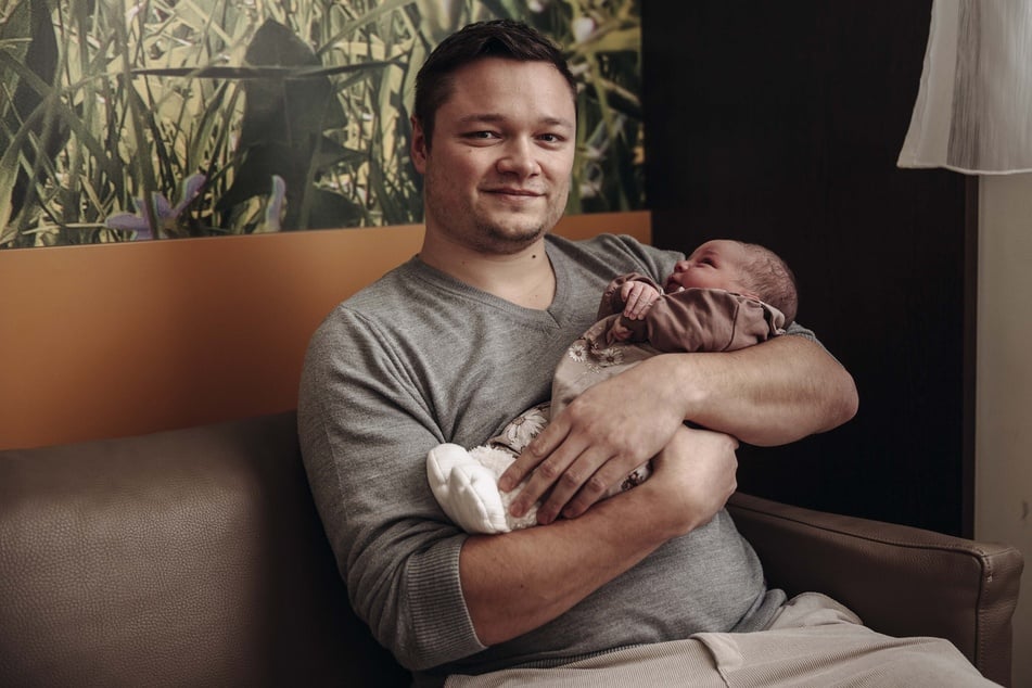 Papa Fabian (33) mit der kleinen Milla.