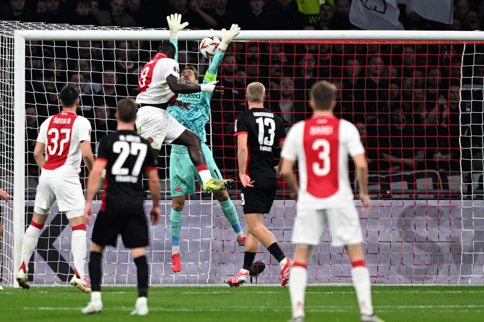 Amsterdams Brian Brobbey erzielte per Kopf das frühe 1:0 für die Gastgeber, Eintracht-Keeper Trapp kam zu spät.