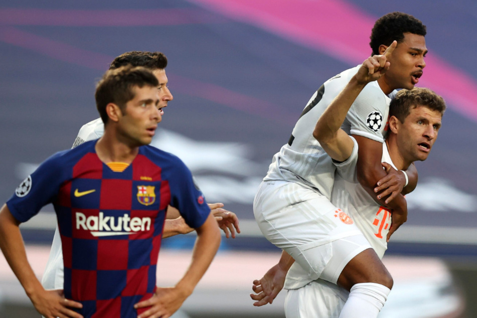 Thomas Müller jubelt zusammen mit Serge Gnabry über seinen Treffer zum 1:0.