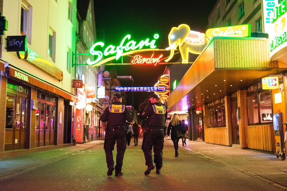 Polizisten kontrollieren die Sperrstunde auf der Reeperbahn.