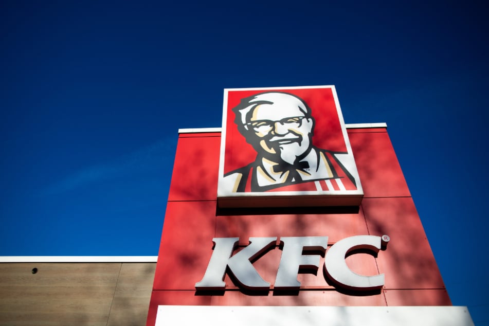 "Kentucky Fried Chicken", kurz KFC, ist mit über 20.000 Restaurants eine der größten Ketten weltweit.