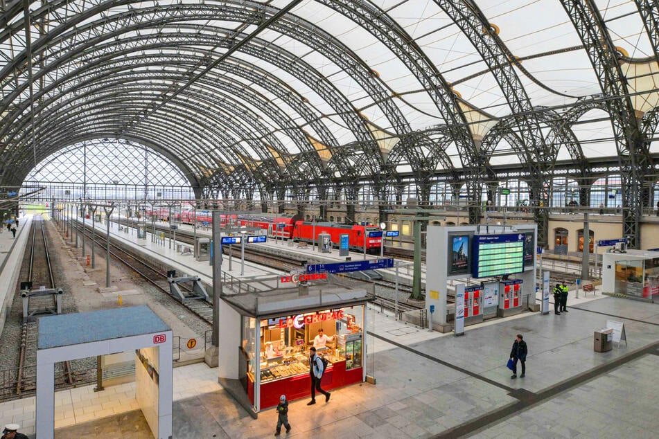 Dresden: Gebrüll im Hauptbahnhof: Flaschenwerfer von Bundespolizei abtransportiert