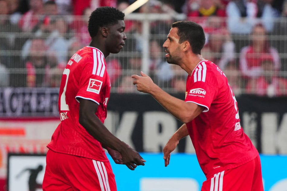 Mekhi Gray (19, l.) holt sich Anweisungen von Vize-Chef Rani Khedira (32).