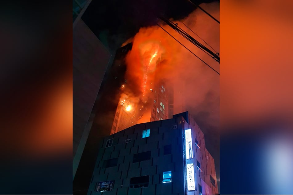 Ulsan: Flammen schlagen aus dem Hochhaus.