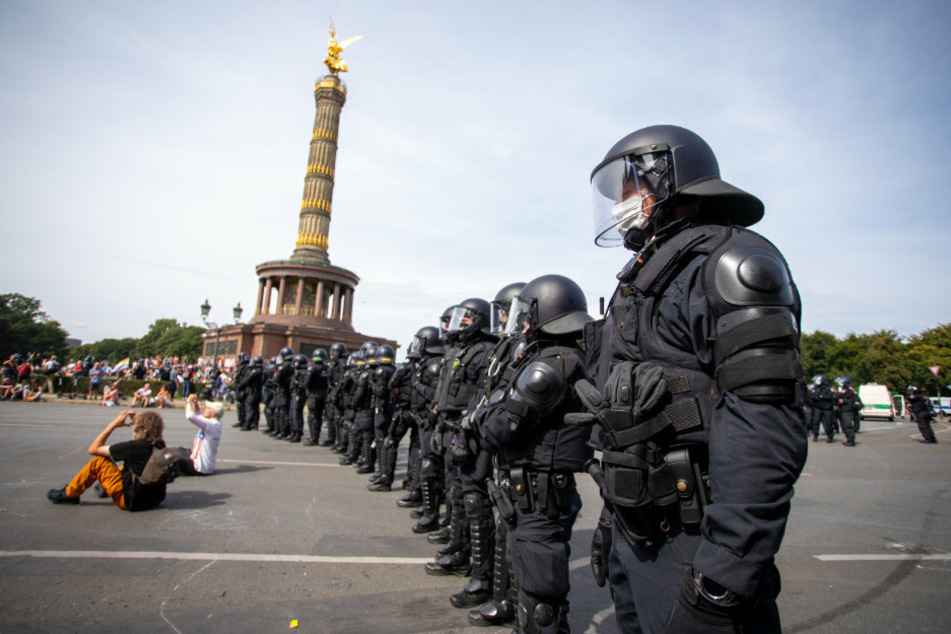 Polizisten stehen bei einem Protest gegen die Corona-Maßnahmen vor der Siegessäule.