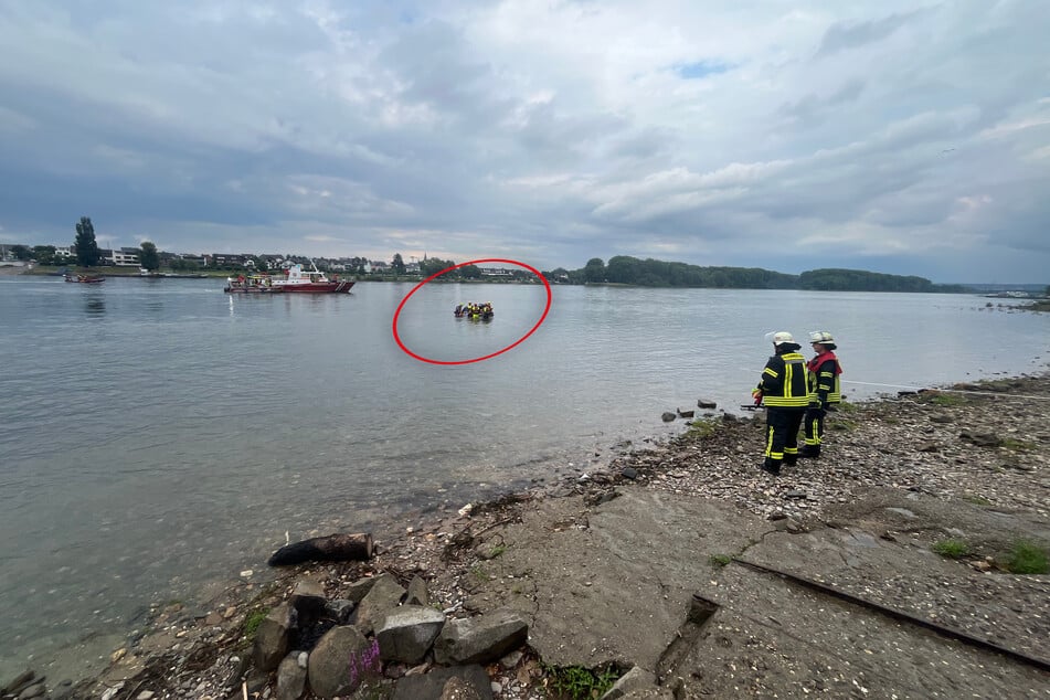 Als die Einsatzkräfte das Rheinufer erreicht hatten, war der Hyundai bereits einige hundert Meter weit abgetrieben.