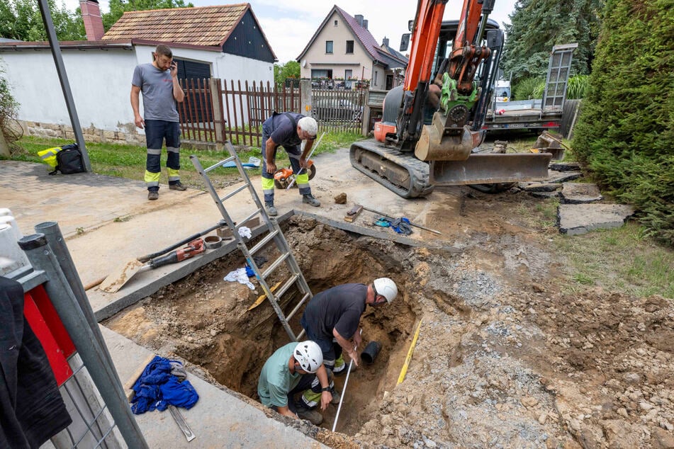 An der Hauptleitung auf dem Cunnersdorfer Weg wurde angepackt, damit Anwohner schnell wieder fließend Wasser hatten.