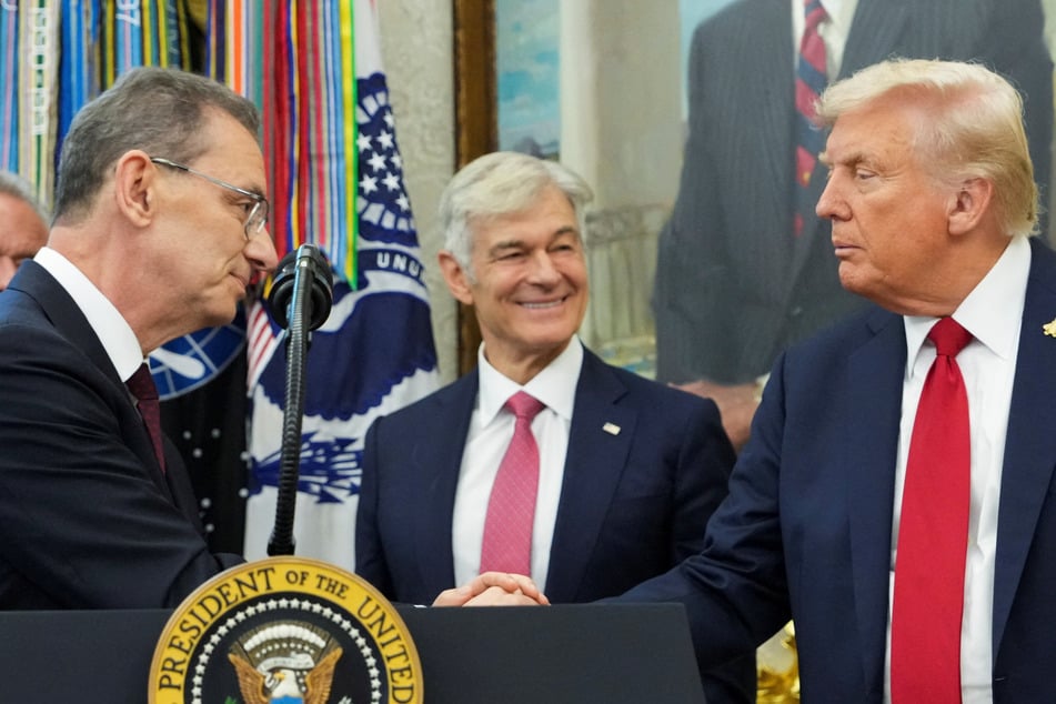 President Donald Trump (r.) announced a deal with Pfizer on Tuesday to grant the pharmaceutical giant a three-year reprieve from planned tariffs.