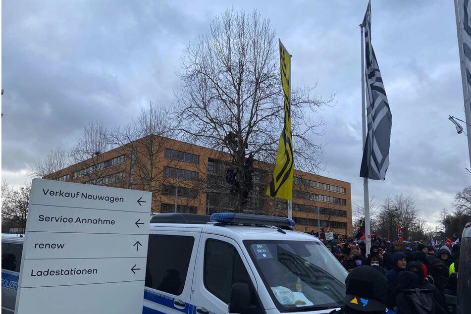 Demo-Teilnehmer auf einem Baum.