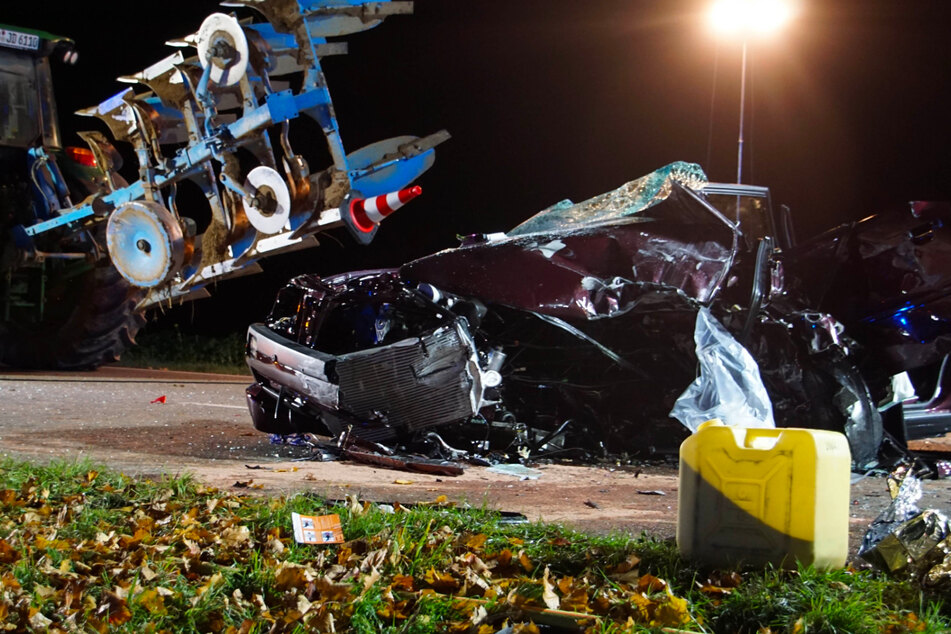 Das Auto ist nach dem Crash mit dem Traktor völlig zerstört.