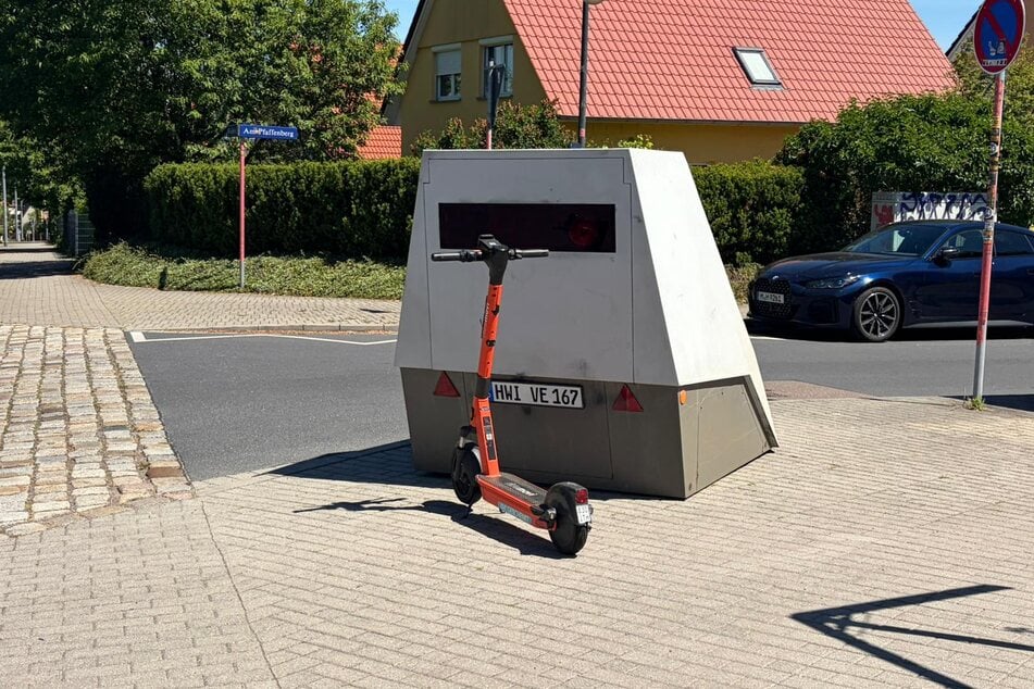 Ein Scherzkeks hat seinen Roller genau vor dem Enforcement Trailer abgestellt. Geblitzt wird dennoch.