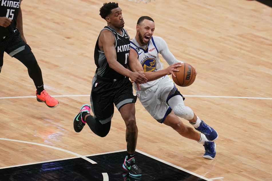 Golden State Warriors guard Stephen Curry (r.) drove past Sacramento Kings guard Malik Monk during Game 1 of the 2023 NBA playoffs on Saturday, but it wasn't enough for a win.