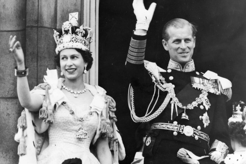 Elizabeth und ihr Mann Prinz Philip († 99) bei ihrer Krönung 1953.