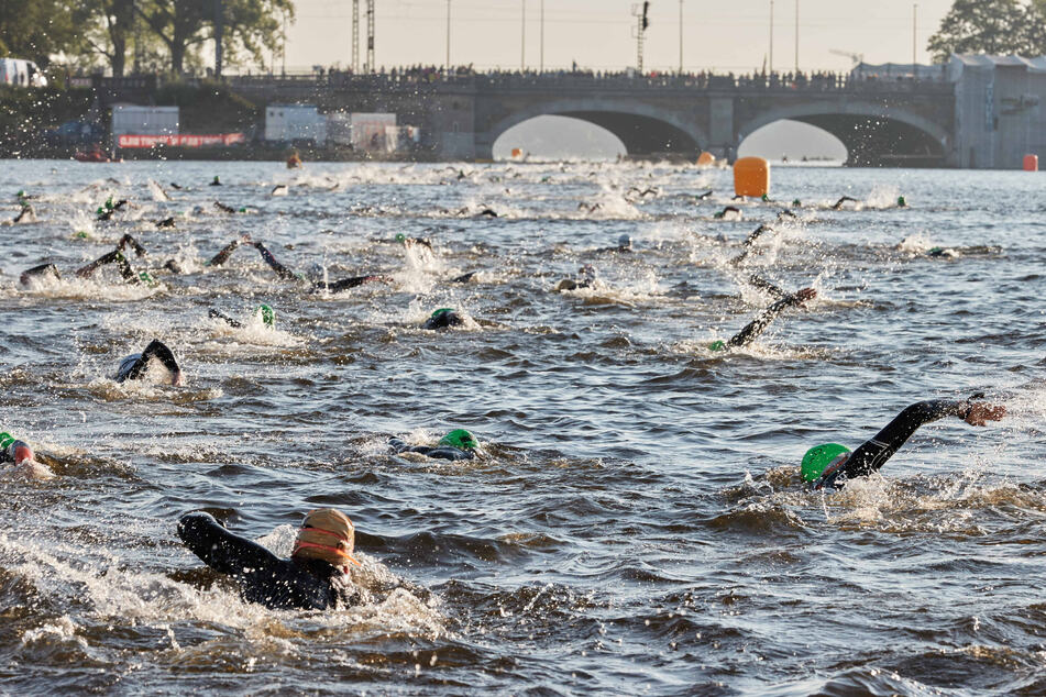 Über 3000 Athleten gehen am Sonntag beim Ironman Hamburg an den Start. Insgesamt erwartet die Teilnehmer eine 224 km lange Strecke.