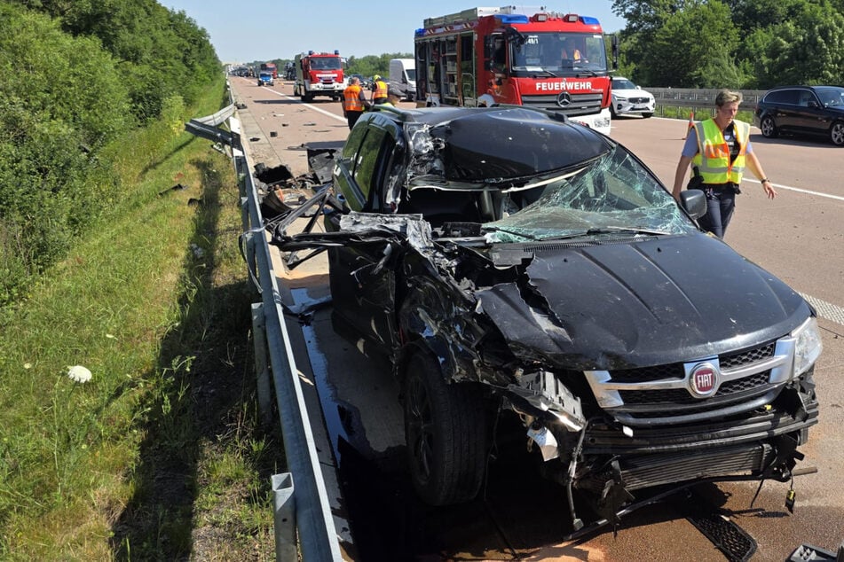 Unfall A9: Fiat rast unter Laster: Beifahrer überlebt, weil er ein Nickerchen machte