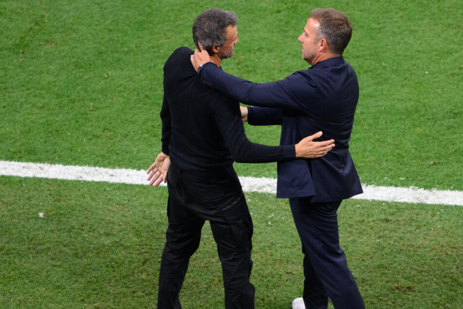 Hansi Flick (57) und Luis Enrique (52, links) - die Nationaltrainer von Deutschland und Spanien haben ein Wiedersehen für das WM-Endspiel vereinbart.
