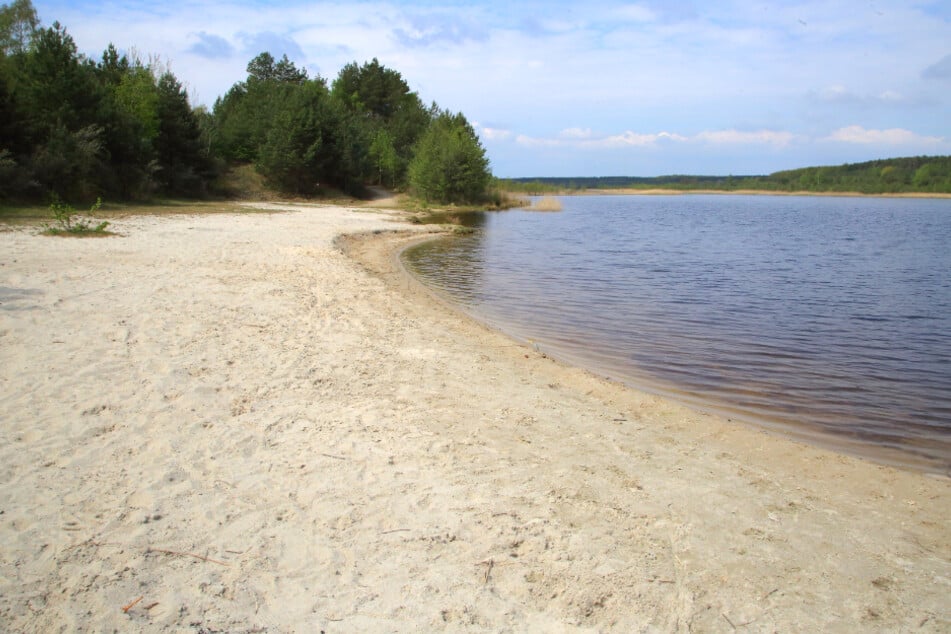 Der Erikasee entstand durch die Flutung einer Tagebaugrube. Heute gehört er zum Naturschutzgroßprojekt Lausitzer Seenland.