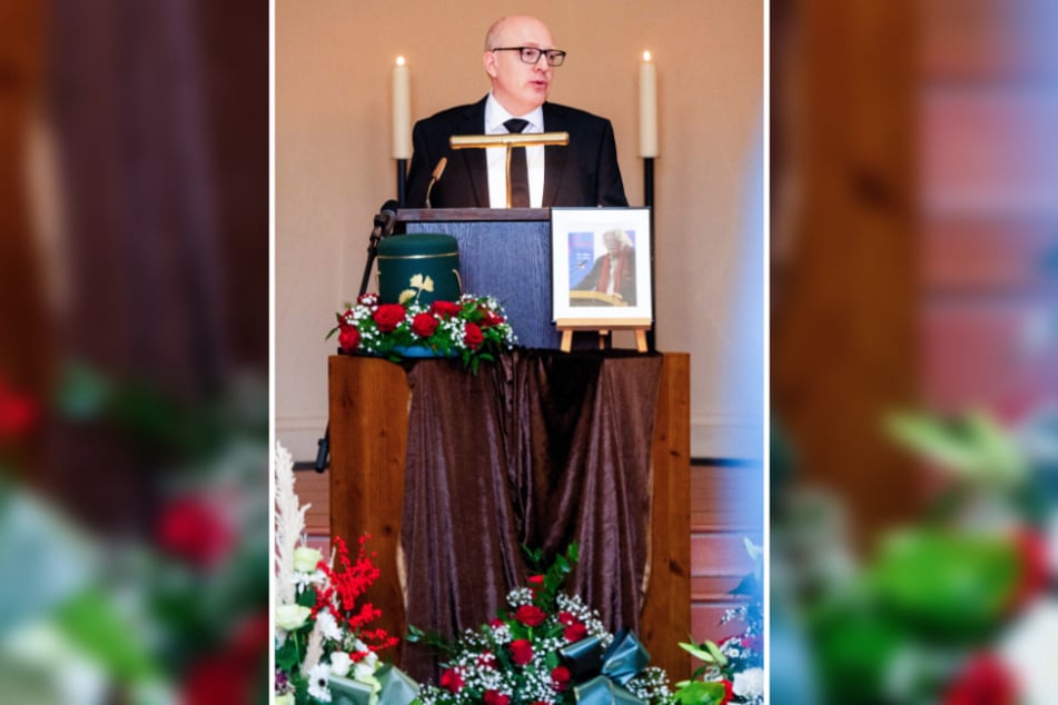 Oberbürgermeister Sven Schulze spricht in der Feierhallez u den Trauergästen.