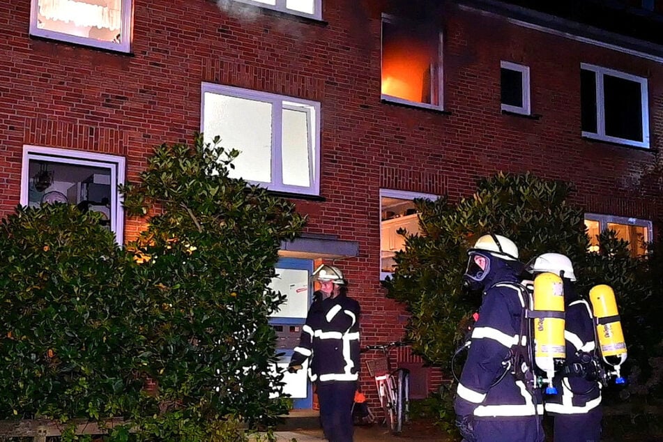 Die Feuerwehr musste in Hamburg-Rahstedt in der Nacht zweimal zur gleichen Wohnung ausrücken.