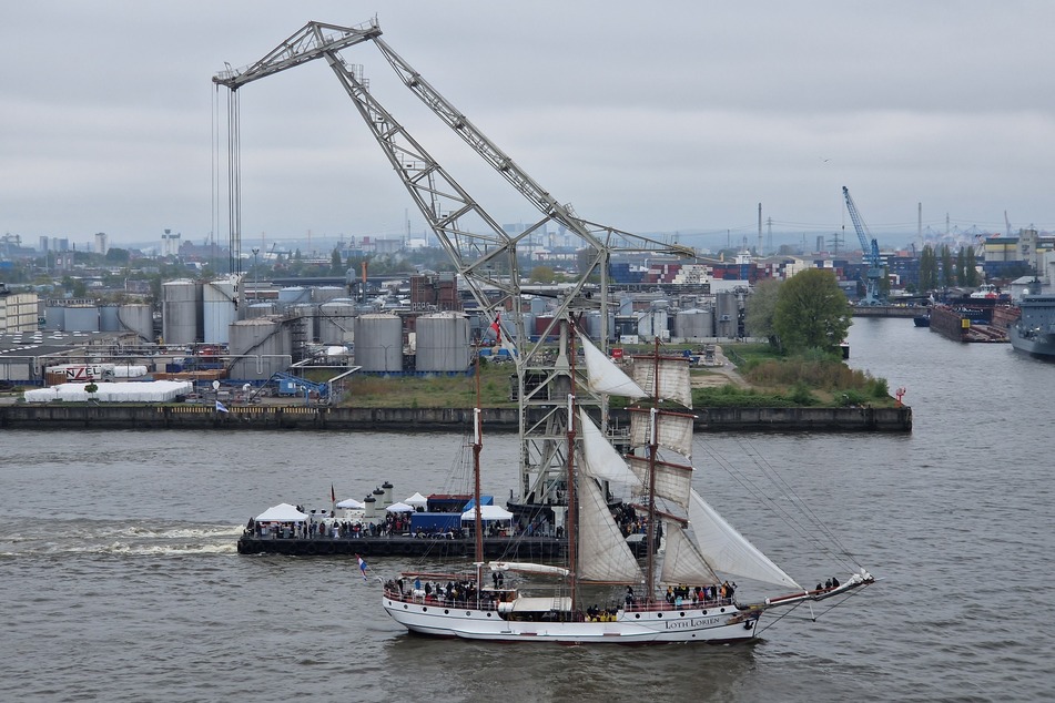 Während der Feierlichkeiten schippern viele unterschiedliche Arten von "Schiffen" über die Elbe.