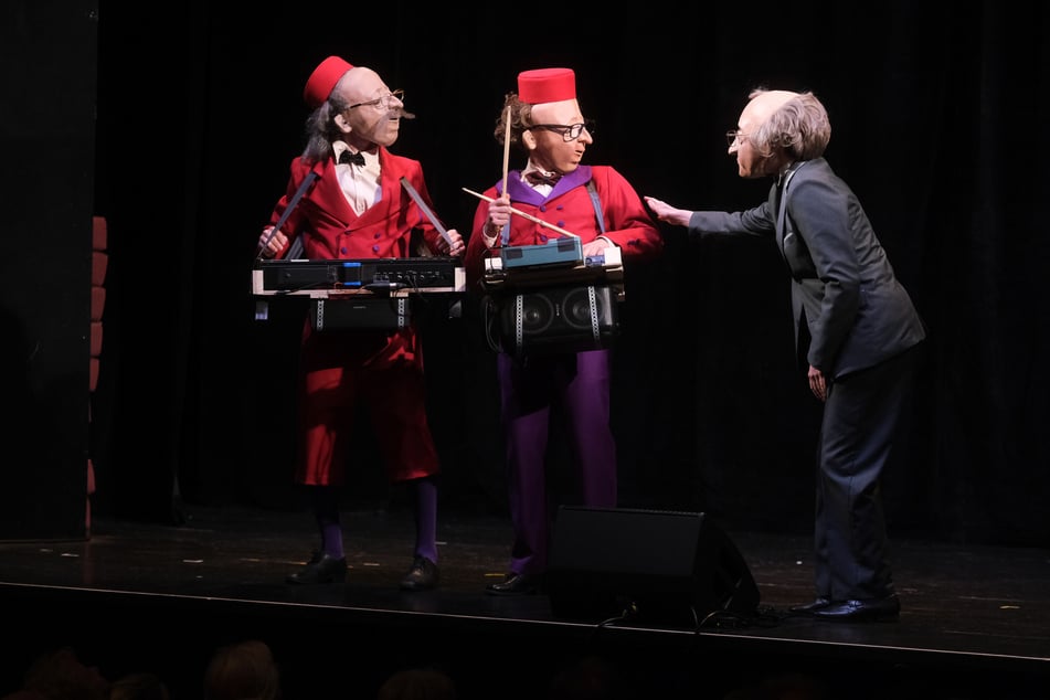Erste Einblicke in "Wunder": Stumm und mit riesigen Masken auf den Kopf gab die Maskentheater-Company "Familie Flöz" am Montagabend eine Kostprobe einer Show, die es so noch nicht im St. Pauli Theater gegeben hat.