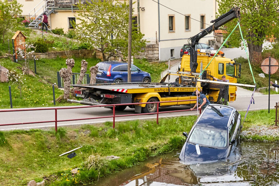 Unfall nahe Dresden: Fahrer (62) kommt von Straße ab und landet im Teich
