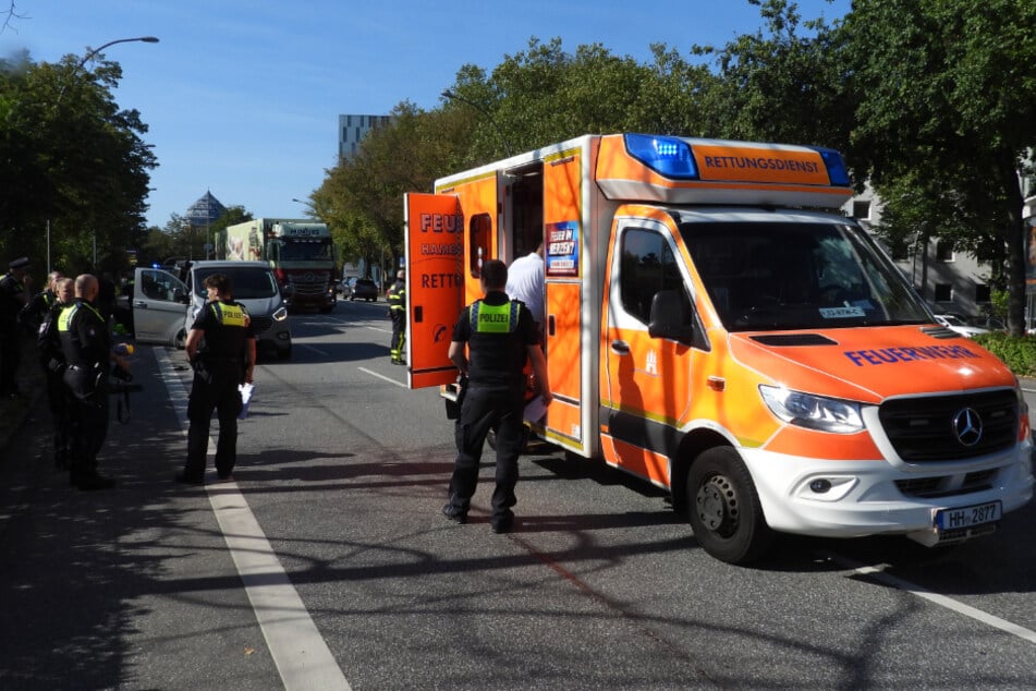 Eine Radfahrerin ist am Sonntag in Hamburg mit der geöffneten Tür eines Transporters kollidiert. Dabei wurde sie lebensgefährlich verletzt.