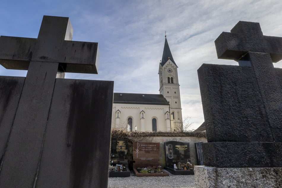 Die katholische Kirche St. Nikolaus in Garching an der Alz. Hier trieb Priester H. nach seiner Versetzung sein Unwesen.