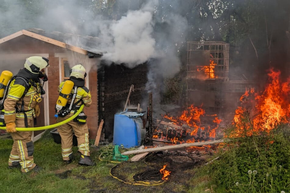 Dresden: Gartenlauben brennen lichterloh: Feuerwehr und Polizei im Einsatz