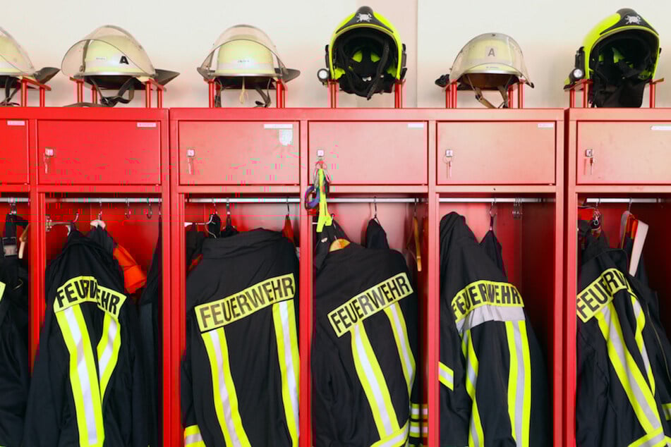 In Niederbayern wurde ein Feuerwehrmann bei einem Einsatz verletzt. (Symbolbild)
