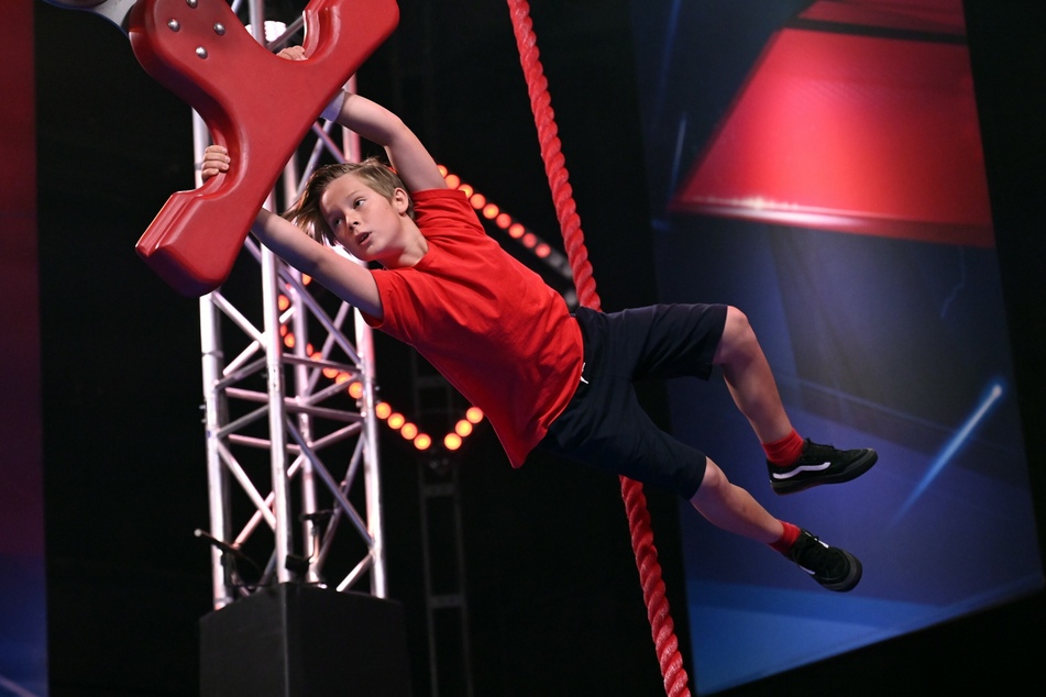 In Ninja Warrior Germany Kids müssen Kinder einen Hindernisparcours absolvieren.