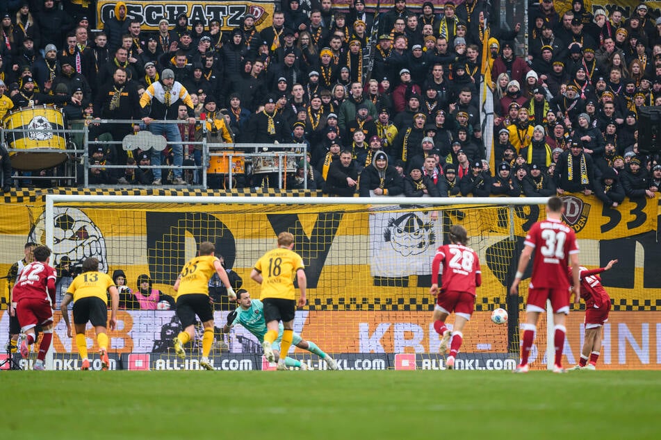 Tim Handwerker erzielt das 1:1 per Strafstoß.