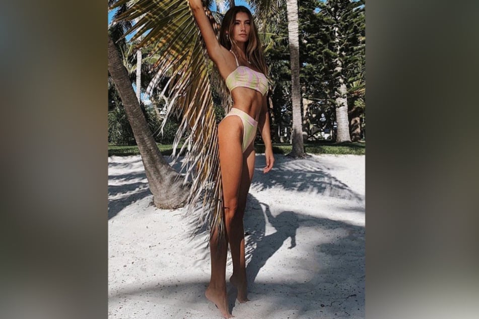 Das deutsche Topmodel Lorena Rae sendet sexy Grüße vom Strand.