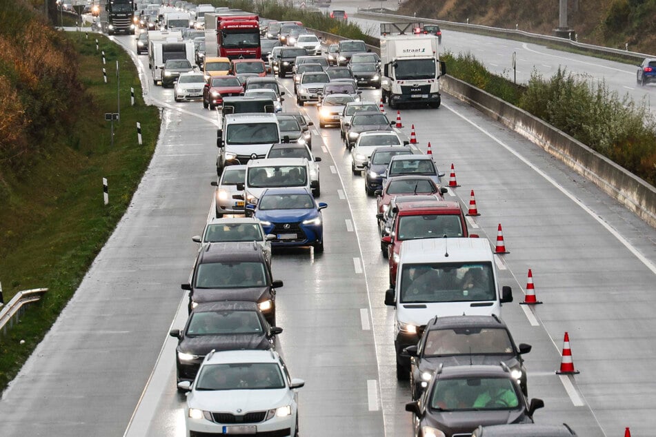 Die A2 ist aufgrund eines Lkw-Unfalls am Montagmorgen vollständig gesperrt worden. (Symbolbild)