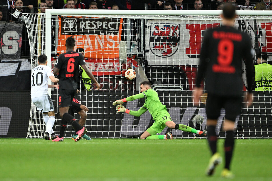 Zweimal musste Leverkusen-Keeper Matej Kovar in der 2. Hälfte hinter sich greifen, doch die Werkself bewies Comeback-Qualitäten.
