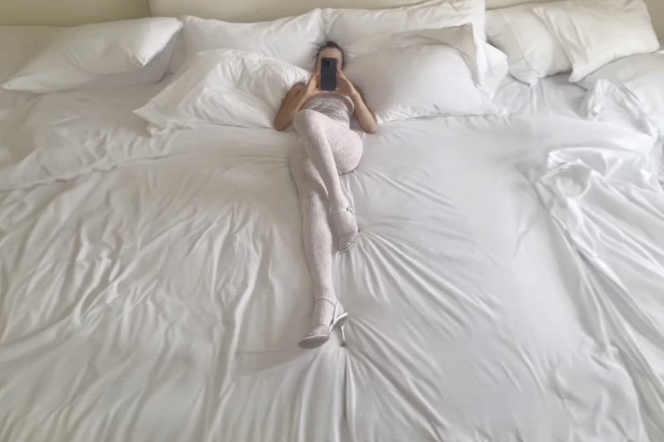 In einem Video von Rapper Kanye "Ye" West (46) sieht man seine Frau Bianca Censori (29) in ihrem Bett liegen.