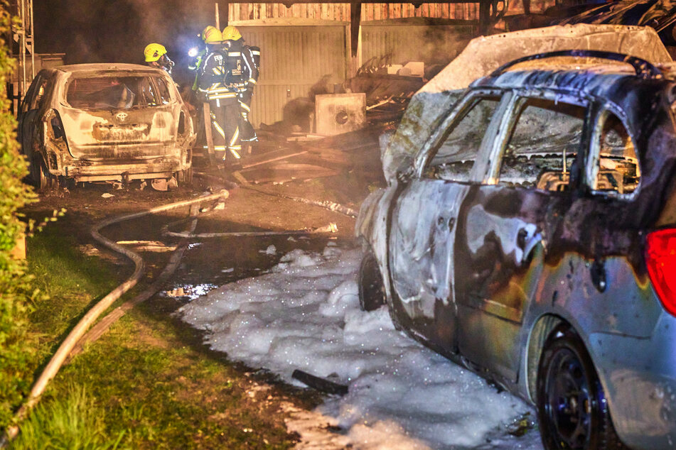 Feuerwehr-Einsatz in Lohmen: Zwei Autos brennen aus, Wohnhaus beschädigt