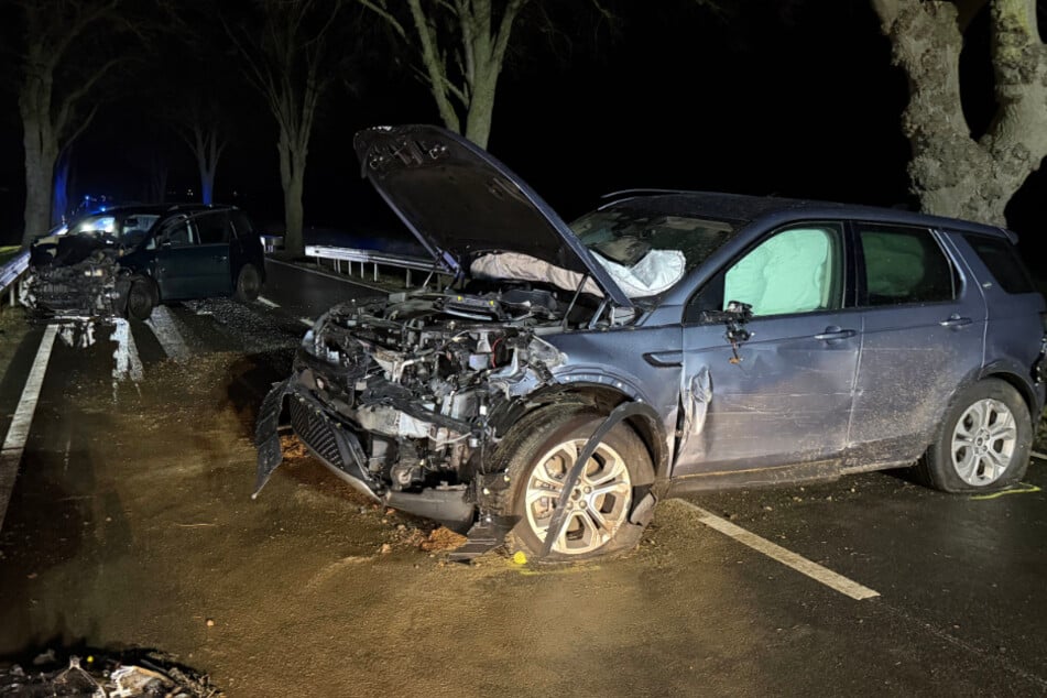 Die beteiligten Autos wurden bei dem Crash erheblich beschädigt.
