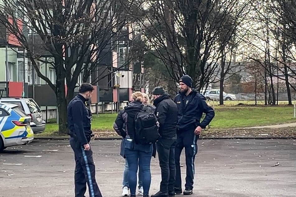 Auch am Samstag wird der Tatort nach Spuren abgesucht.